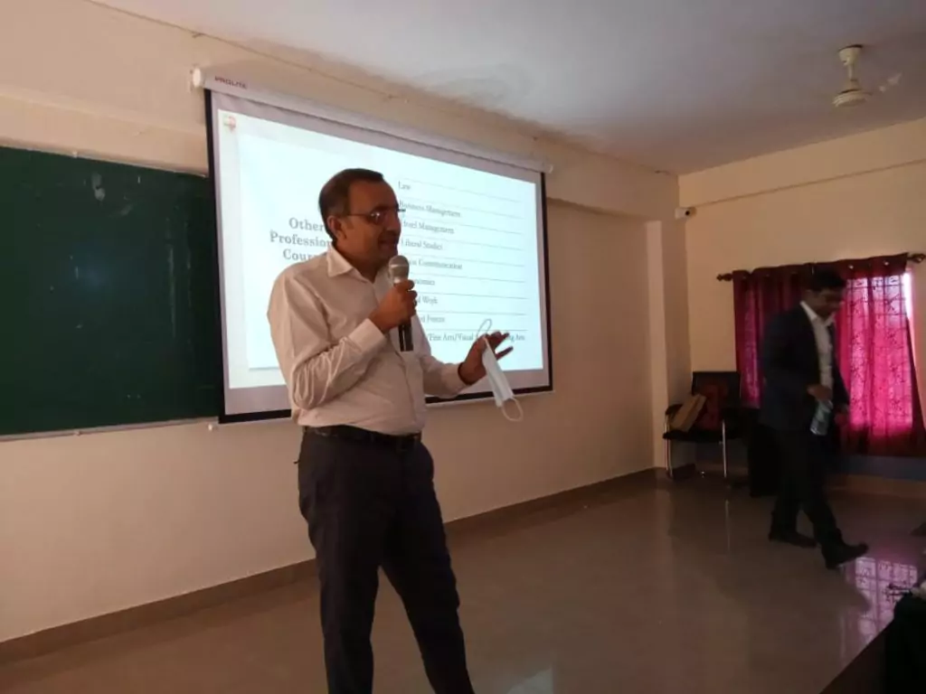 Image of teacher sharing knowledge at vidhyavahini PU college